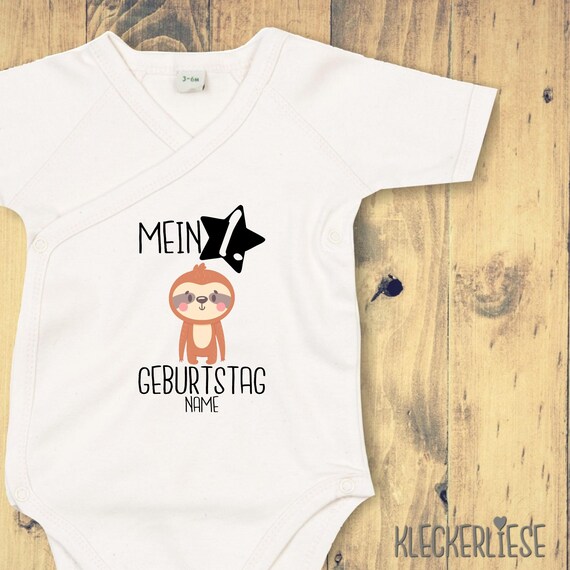 Wickelbody mit Wunschtext "Mein 1. Geburtstag Faultier mit Wunschname" Babybody Strampler Wickelbody Organic Kimono Kurzarm Baby Body