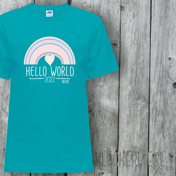 Kinder T-Shirt mit Wunschname "Hello World 2022 Regenbogen Wunschname" Shirt Jungen Mädchen Baby Kind