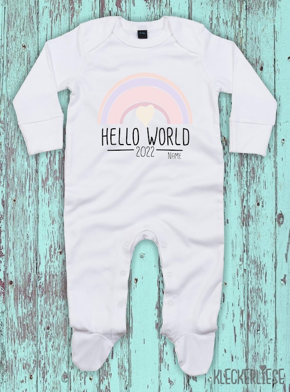 Baby Schlafanzug mit Wunschtext "Hello World 2022 Regenbogen Wunschname" Sleepsuit Langarm Jungen Mädchen Einteiler Strampler