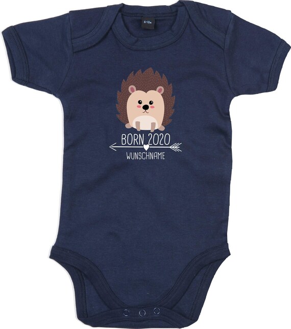 kleckerliese Baby Body "Born 2020 2021 2022 Tiermotiv Pfeil Wunschname Name Text Igel" mit Wunschtext oder Name Babybody Strampler Kurzarm