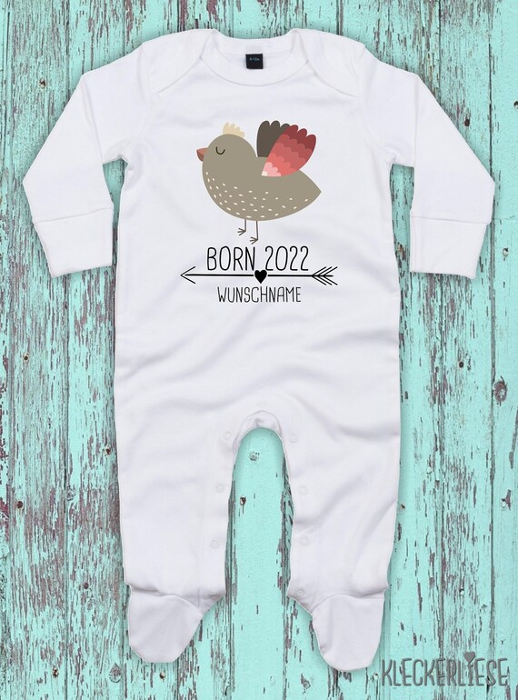 Baby Schlafanzug mit Wunschtext "Born 2022 Tiermotiv Pfeil Wunschname Name Text Vogel" Sleepsuit Langarm Jungen Mädchen Einteiler Strampler