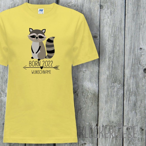 Kinder T-Shirt mit Wunschname "Born 2024 2025 2026... Tiermotiv Wunschname Name Text Waschbär" Shirt Jungen Mädchen Baby Kind