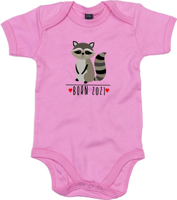 kleckerliese Baby Body "Born 2021 Tiermotiv Waschbär" Babybody Strampler Jungen Mädchen Kurzarm