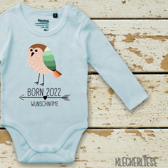 Langarm Body mit Wunschname Babybody "Born 2022 Tiermotiv Pfeil Wunschname Name Text Vogel" Fair Wear Bio Organic