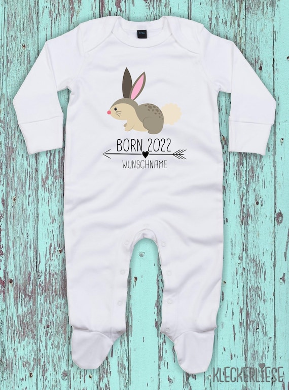 Baby Schlafanzug mit Wunschtext "Born 2022 Tiermotiv Pfeil Wunschname Name Text Hase " Sleepsuit Langarm Jungen Mädchen Einteiler Strampler