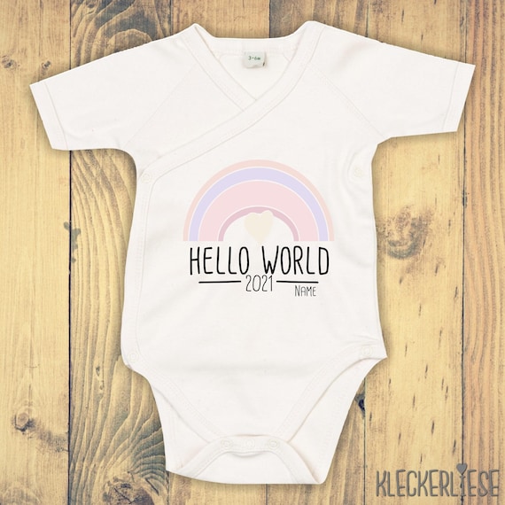 Wickelbody mit Wunschtext "Hello World 2021 Regenbogen Wunschname" Babybody Strampler Wickelbody Organic Kimono Kurzarm Baby Body