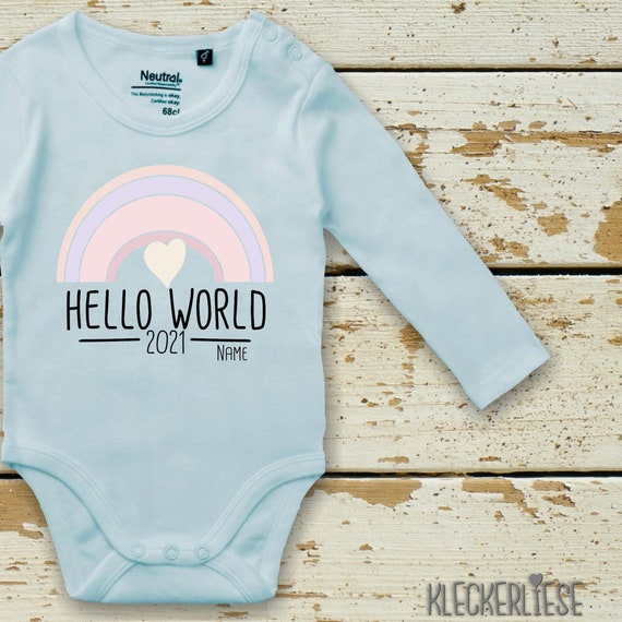 Langarm Body mit Wunschname Babybody "Hello World 2021 Regenbogen Wunschname" Fair Wear Bio Organic