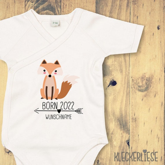 Wickelbody mit Wunschtext "Born 2022 Tiermotiv Pfeil Wunschname Name Text Fuchs" Babybody Strampler Wickelbody Organic Kimono Kurzarm Baby