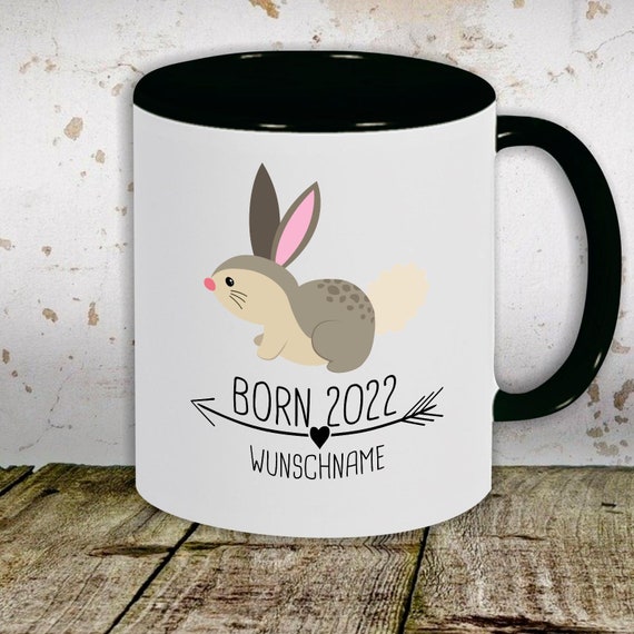 Kaffeetasse mit Wunschnamen Tasse Motiv "Born 2022 Tiermotiv Pfeil Wunschname Name Text Hase " Tasse Teetasse Milch Kakao