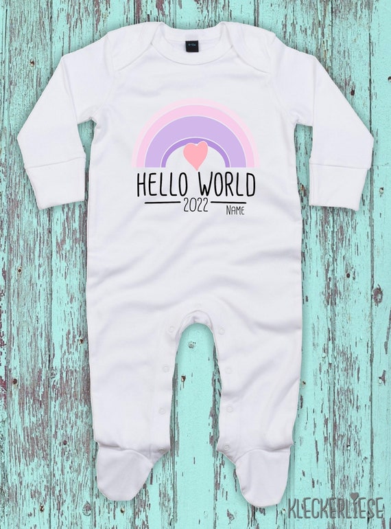 Baby Schlafanzug mit Wunschtext "Hello World 2022 Regenbogen Wunschname" Sleepsuit Langarm Jungen Mädchen Einteiler Strampler