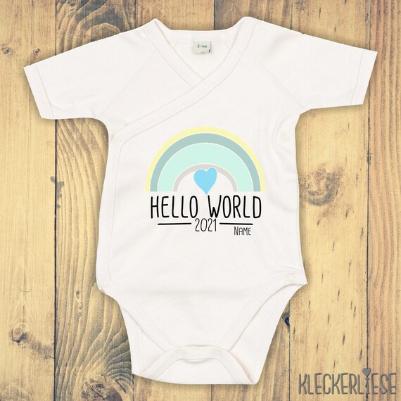 Wickelbody mit Wunschtext "Hello World 2021 Regenbogen Wunschname" Babybody Strampler Wickelbody Organic Kimono Kurzarm Baby Body