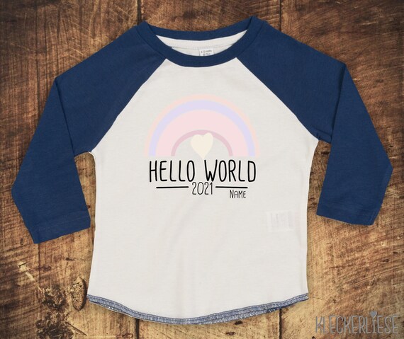 T-Shirt Langarmshirt mit Wunschname "Hello World 2021 Regenbogen Wunschname" Raglan-Ärmel Jungen Mädchen Baby Kinder