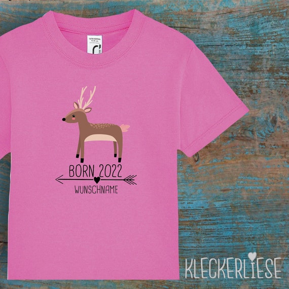 Kinder Baby Shirt mit Wunschname Kleinkind "Born 2022 Tiermotiv Pfeil Wunschname Name Text Reh" T-Shirt Jungen Mädchen