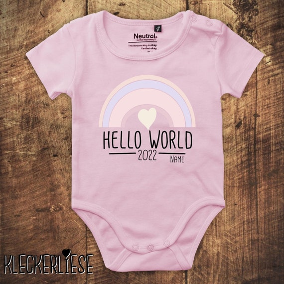 kleckerliese Babybody Body mit Wunschname "Hello World 2022 Regenbogen Wunschname" Fair Wear, Bio, Organic Baby Jungen Mädchen