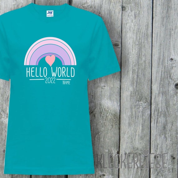 Kinder T-Shirt mit Wunschname "Hello World 2022 Regenbogen Wunschname" Shirt Jungen Mädchen Baby Kind