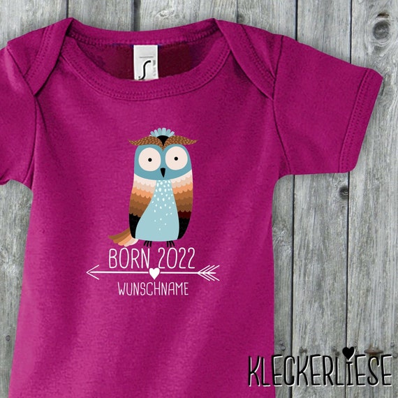 Baby Body mit Wunschname "Born 2022 Tiermotiv Pfeil Wunschname Name Text Eule" Babybody Strampler Jungen Mädchen