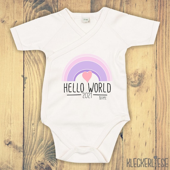 Wickelbody mit Wunschtext "Hello World 2021 Regenbogen Wunschname" Babybody Strampler Wickelbody Organic Kimono Kurzarm Baby Body