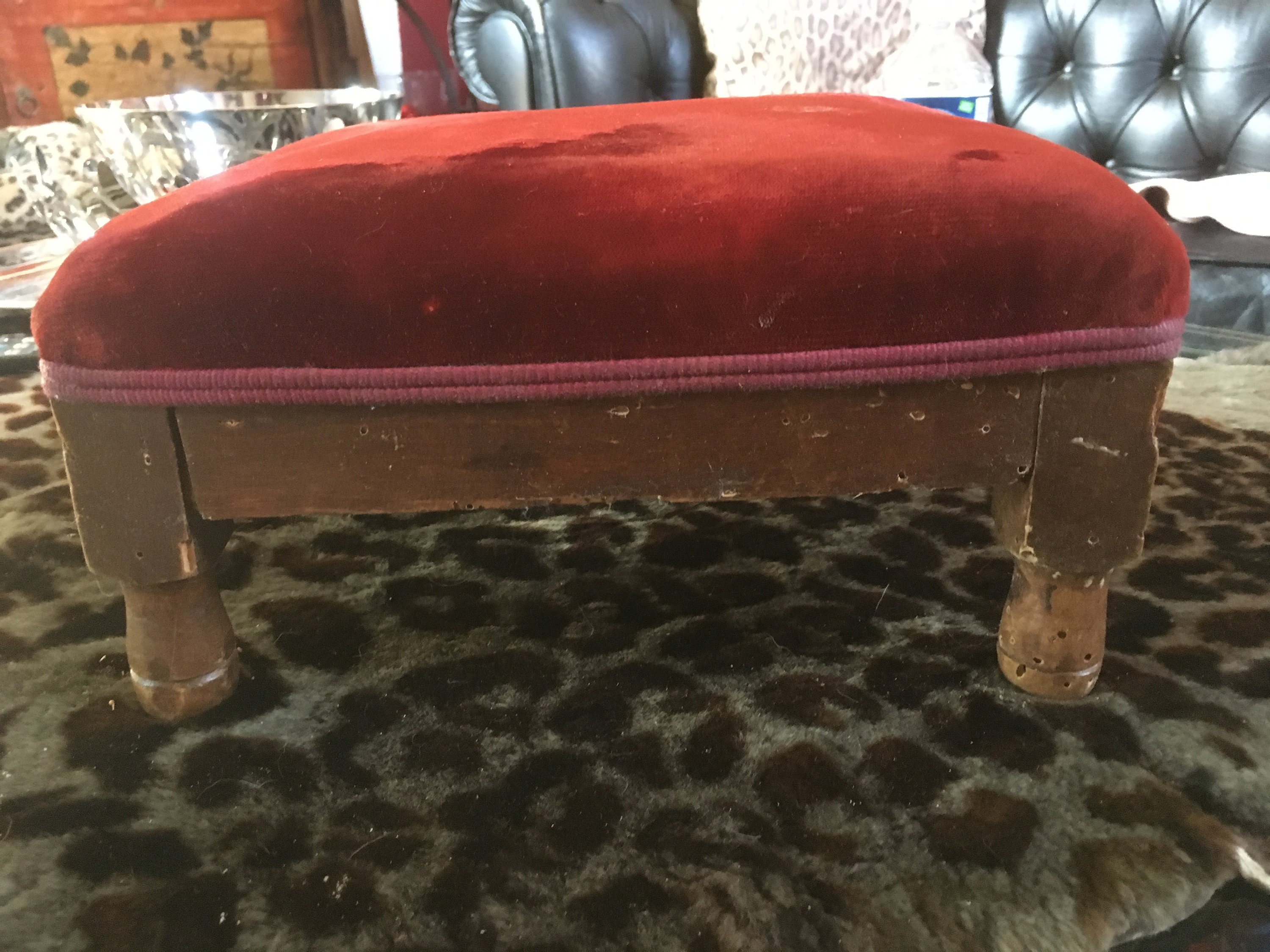 Petit Repose Pieds Velours Rouge Ancien
