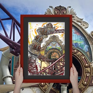 Pode incluir: Uma obra de arte emoldurada que retrata uma ilustração detalhada de uma montanha-russa com uma estética steampunk. A obra de arte é segurada em frente a um edifício com detalhes arquitetônicos ornamentados e um céu azul ao fundo.