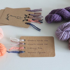 Tarjetas de fibra con muestras de hilo de las cinco bases: lana orgánica teñida de forma natural, sin superlavado, sin nailon