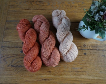 Naturally Dyed Wool Yarn Sockyarn - fingering weight, handdyed, non-superwash, plastic free, indie dyed - Merino Lino 100g