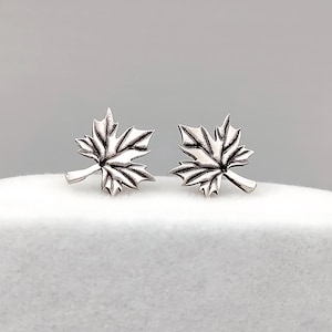 Ahornblatt Ohrringe Sterling Silber • Satinierte und oxidierte Oberfläche • Handgefertigter Naturschmuck