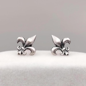 Brincos clássicos de flor de lis em prata esterlina • Acabamento acetinado e oxidado • Símbolos de poder • Elegância clássica • Joias da realeza francesa