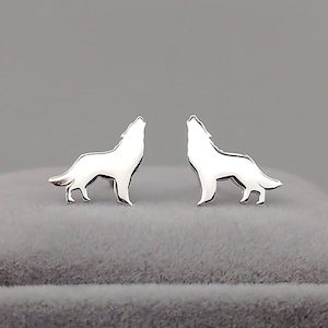 Aretes de lobo aullando en plata de ley o oro • Cierre a presión o con rosca • Superficie con acabado liso o satinado • Aretes de animales salvajes