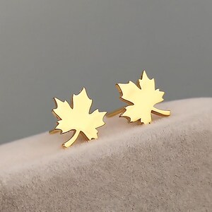 Ahornblatt Ohrstecker Gold, Sterling Silber • Kostenlose Gravur • Ohrringe zum Drücken oder Abschrauben • Schlanke oder Satin-Oberfläche • Natur Schmuck