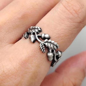 Oak Leaf and Acorn Ring – Sterling Silver Nature Wedding Band – Rustic Botanical Engagement Ring – Handmade Woodland Jewelry for Her or Him