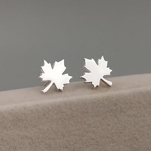 Ahornblatt Ohrringe Sterling Silber, Gold • Kostenlose Gravur • Ohrringe zum drücken oder abschrauben • Schlanke oder Satin Oberfläche • Natur inspirierter Schmuck