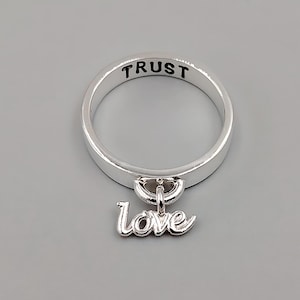 Anel com pingente Love Word em prata esterlina • Anel Love Word • Anel personalizado • Joias personalizadas • Presentes personalizados para ela