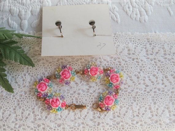Bracelet & Earrings Molded Plastic Flowers Colour… - image 4