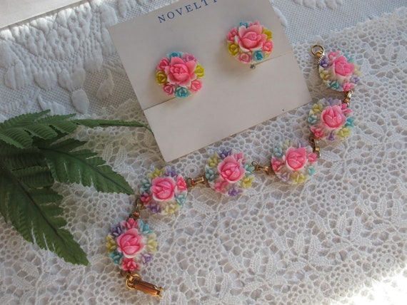 Bracelet & Earrings Molded Plastic Flowers Colour… - image 2