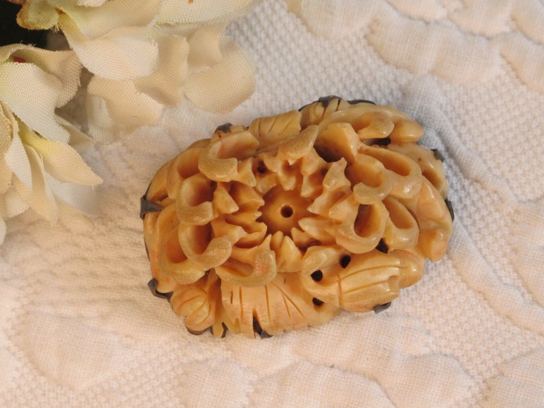 Brooch Pin Chrysanthemum Flower Floral Beautifully Carved Bone Tinted Pink Silver Setting Antique c.1920/'s Asian Chinese Japanese AS IS