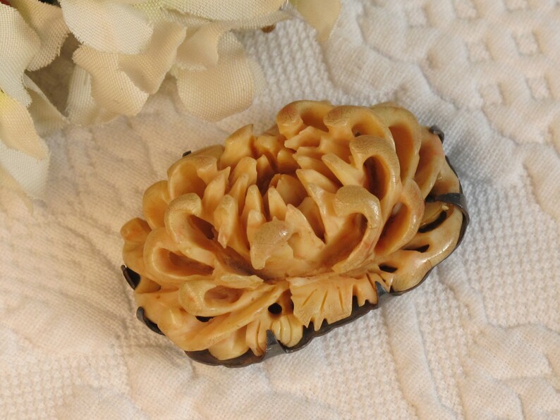 Brooch Pin Chrysanthemum Flower Floral Beautifully Carved Bone Tinted Pink Silver Setting Antique c.1920/'s Asian Chinese Japanese AS IS