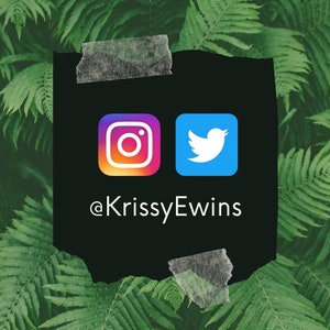 Puede incluir: Un fondo negro con un borde de papel rasgado blanco. El papel tiene un logotipo de Instagram blanco, un logotipo de Twitter azul y el texto "@KrissyEwins".