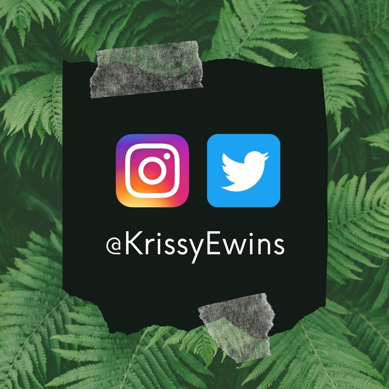 Puede incluir: Un fondo negro con un borde de papel rasgado blanco. El papel tiene un logotipo de Instagram blanco, un logotipo de Twitter azul y el texto "@KrissyEwins".