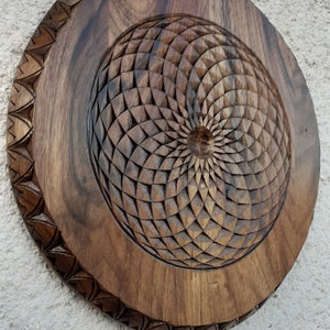 Duchowa sztuka ścienna, drewniana mandala, rzeźbiona w orzechu mandala, sztuka fantasy, siatka kryształowa, żywa sztuka ścienna z drewna, dekoracja artystyczna na parapetówkę. zdjęcie 5