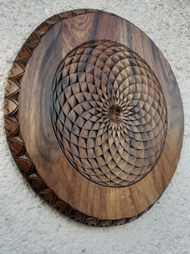 Duchowa sztuka ścienna, drewniana mandala, rzeźbiona w orzechu mandala, sztuka fantasy, siatka kryształowa, żywa sztuka ścienna z drewna, dekoracja artystyczna na parapetówkę. zdjęcie 5