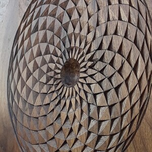 Duchowa sztuka ścienna, drewniana mandala, rzeźbiona w orzechu mandala, sztuka fantasy, siatka kryształowa, żywa sztuka ścienna z drewna, dekoracja artystyczna na parapetówkę. zdjęcie 6
