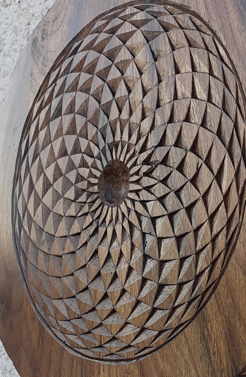 Duchowa sztuka ścienna, drewniana mandala, rzeźbiona w orzechu mandala, sztuka fantasy, siatka kryształowa, żywa sztuka ścienna z drewna, dekoracja artystyczna na parapetówkę. zdjęcie 6