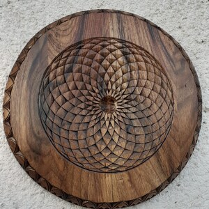 Duchowa sztuka ścienna, drewniana mandala, rzeźbiona w orzechu mandala, sztuka fantasy, siatka kryształowa, żywa sztuka ścienna z drewna, dekoracja artystyczna na parapetówkę. zdjęcie 7
