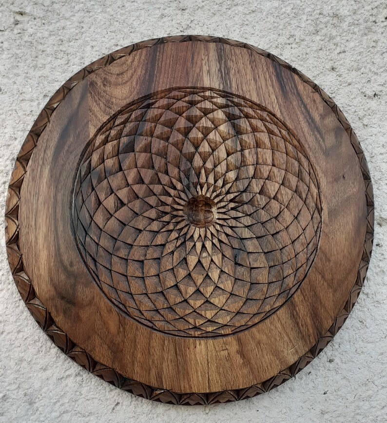 Duchowa sztuka ścienna, drewniana mandala, rzeźbiona w orzechu mandala, sztuka fantasy, siatka kryształowa, żywa sztuka ścienna z drewna, dekoracja artystyczna na parapetówkę. zdjęcie 7