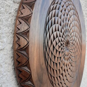 Duchowa sztuka ścienna, drewniana mandala, rzeźbiona w orzechu mandala, sztuka fantasy, siatka kryształowa, żywa sztuka ścienna z drewna, dekoracja artystyczna na parapetówkę. zdjęcie 3