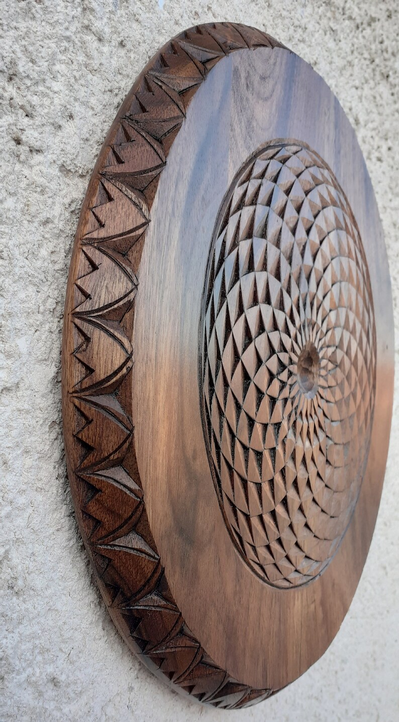 Duchowa sztuka ścienna, drewniana mandala, rzeźbiona w orzechu mandala, sztuka fantasy, siatka kryształowa, żywa sztuka ścienna z drewna, dekoracja artystyczna na parapetówkę. zdjęcie 3