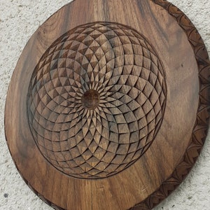 Duchowa sztuka ścienna, drewniana mandala, rzeźbiona w orzechu mandala, sztuka fantasy, siatka kryształowa, żywa sztuka ścienna z drewna, dekoracja artystyczna na parapetówkę. zdjęcie 2