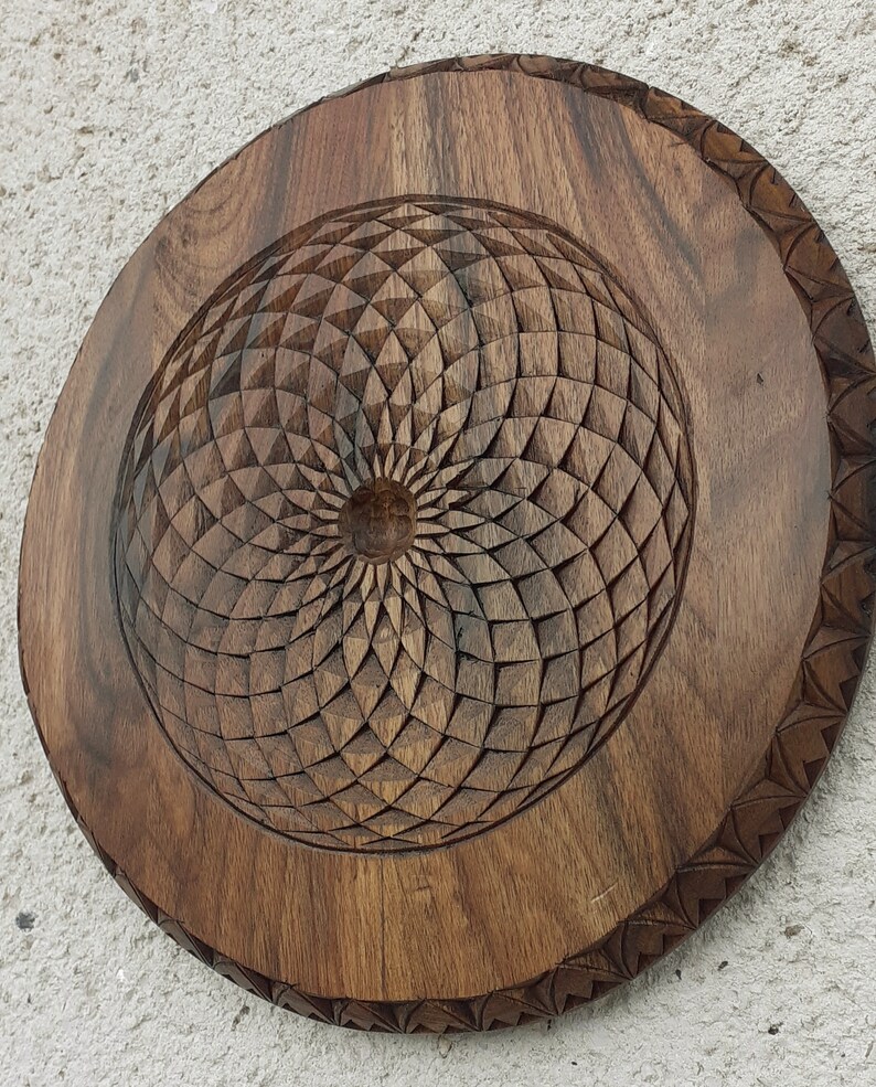 Duchowa sztuka ścienna, drewniana mandala, rzeźbiona w orzechu mandala, sztuka fantasy, siatka kryształowa, żywa sztuka ścienna z drewna, dekoracja artystyczna na parapetówkę. zdjęcie 2