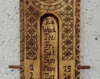 Ewiger Kalender , holz geschnitzt, rustikaler Stil, originelles Geschenk zur Hochzeit, das ganze Jahr lang Geschenk, verschiedene Sprachen