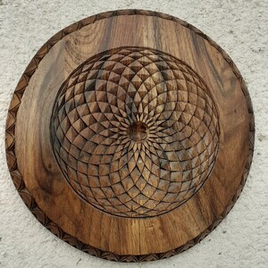 Duchowa sztuka ścienna, drewniana mandala, rzeźbiona w orzechu mandala, sztuka fantasy, siatka kryształowa, żywa sztuka ścienna z drewna, dekoracja artystyczna na parapetówkę. zdjęcie 1
